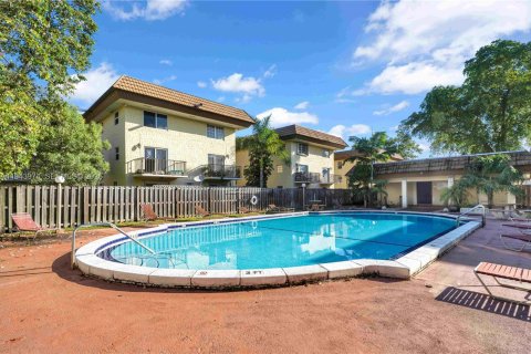 Condo in Miami, Florida, 2 bedrooms  № 2001639 - photo 26