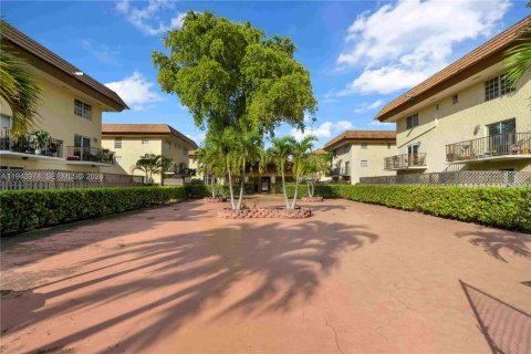 Condo in Miami, Florida, 2 bedrooms  № 2001639 - photo 21