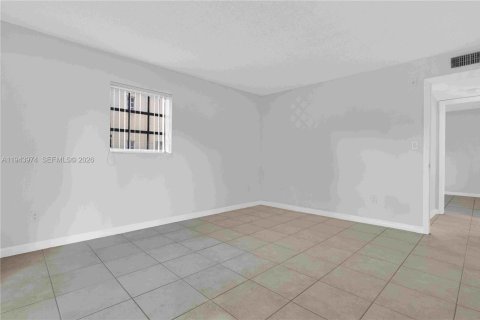 Condo in Miami, Florida, 2 bedrooms  № 2001639 - photo 8