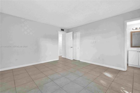 Condo in Miami, Florida, 2 bedrooms  № 2001639 - photo 10