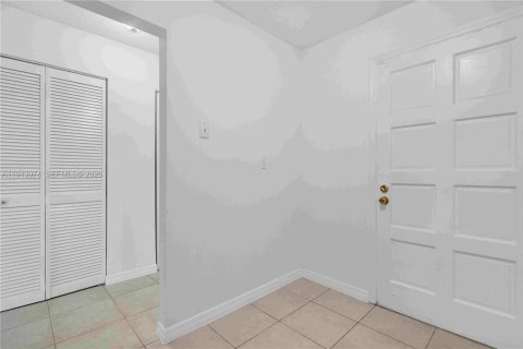 Condo in Miami, Florida, 2 bedrooms  № 2001639 - photo 14