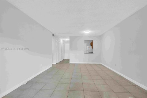 Condo in Miami, Florida, 2 bedrooms  № 2001639 - photo 4