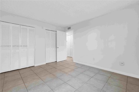 Condo in Miami, Florida, 2 bedrooms  № 2001639 - photo 18