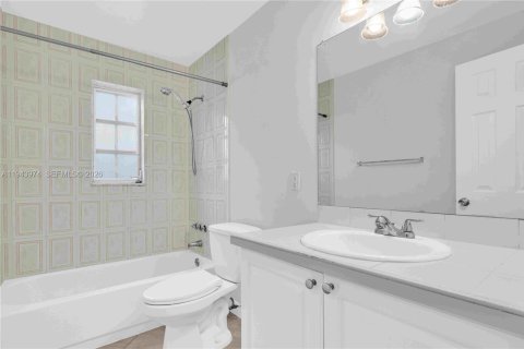 Condo in Miami, Florida, 2 bedrooms  № 2001639 - photo 16