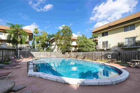 Condo in Miami, Florida, 2 bedrooms  № 2001639 - photo 25