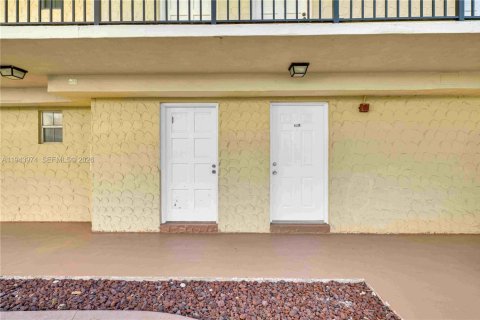 Condo in Miami, Florida, 2 bedrooms  № 2001639 - photo 2