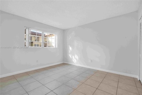 Condo in Miami, Florida, 2 bedrooms  № 2001639 - photo 17