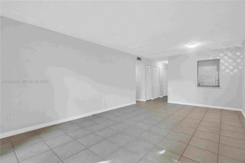 Condo in Miami, Florida, 2 bedrooms  № 2001639 - photo 3