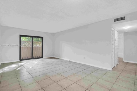 Condo in Miami, Florida, 2 bedrooms  № 2001639 - photo 7