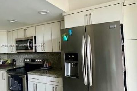 Townhouse in Miami, Florida 2 bedrooms, 192.31 sq.m. № 1895822 - photo 12