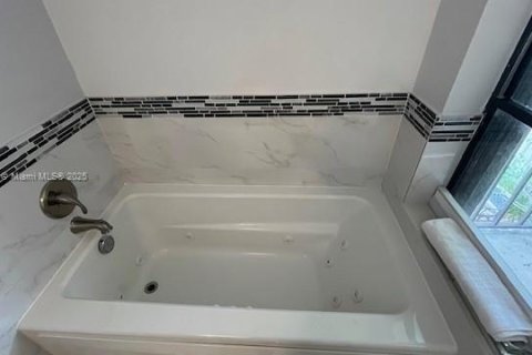 Townhouse in Miami, Florida 2 bedrooms, 192.31 sq.m. № 1895822 - photo 21
