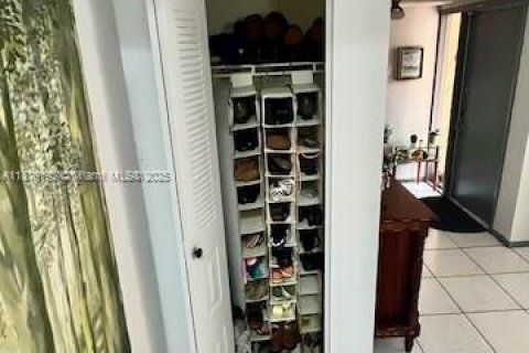 Townhouse in Miami, Florida 2 bedrooms, 192.31 sq.m. № 1895822 - photo 16