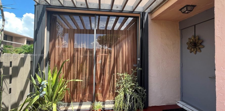 Townhouse in Miami, Florida 2 bedrooms, 192.31 sq.m. № 1895822