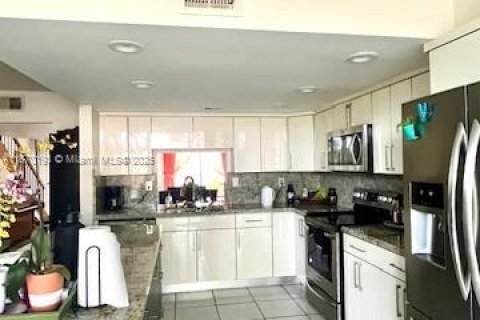 Townhouse in Miami, Florida 2 bedrooms, 192.31 sq.m. № 1895822 - photo 14