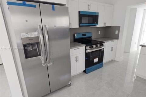 House in Fort Lauderdale, Florida 3 bedrooms, 55.18 sq.m. № 1990085 - photo 13