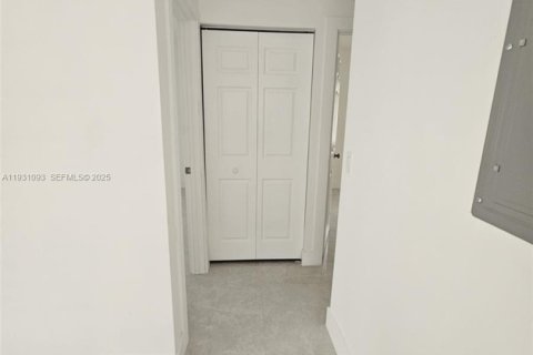 House in Fort Lauderdale, Florida 3 bedrooms, 55.18 sq.m. № 1990085 - photo 17