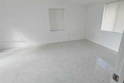 House in Fort Lauderdale, Florida 3 bedrooms, 55.18 sq.m. № 1990085 - photo 30