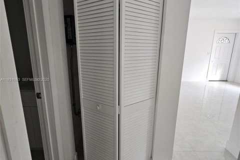 House in Fort Lauderdale, Florida 3 bedrooms, 55.18 sq.m. № 1990085 - photo 25