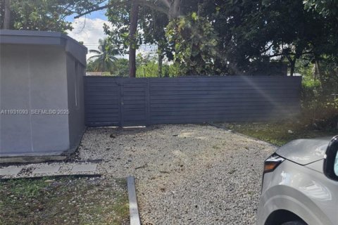 House in Fort Lauderdale, Florida 3 bedrooms, 55.18 sq.m. № 1990085 - photo 7