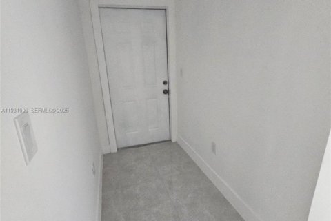 House in Fort Lauderdale, Florida 3 bedrooms, 55.18 sq.m. № 1990085 - photo 28
