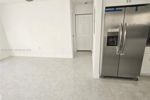 House in Fort Lauderdale, Florida 3 bedrooms, 55.18 sq.m. № 1990085 - photo 12