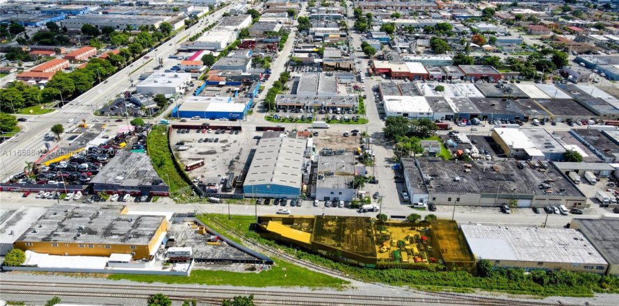 Propiedad comercial en Hialeah, Florida № 1867242