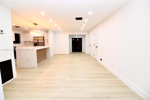 House in Pompano Beach, Florida 4 bedrooms, 143.26 sq.m. № 1954945 - photo 13