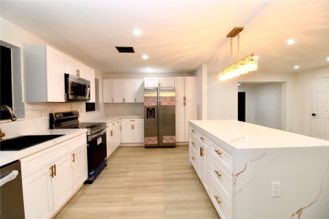 House in Pompano Beach, Florida 4 bedrooms, 143.26 sq.m. № 1954945 - photo 7