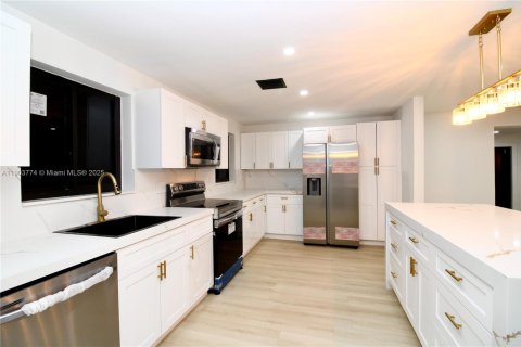 House in Pompano Beach, Florida 4 bedrooms, 143.26 sq.m. № 1954945 - photo 6