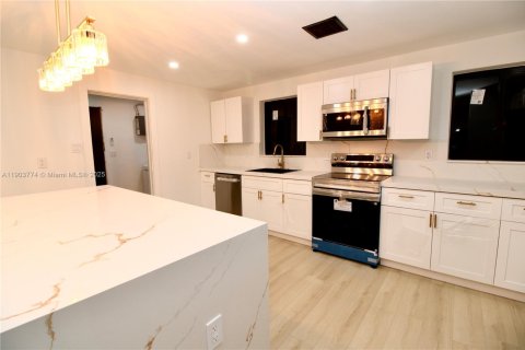 House in Pompano Beach, Florida 4 bedrooms, 143.26 sq.m. № 1954945 - photo 4