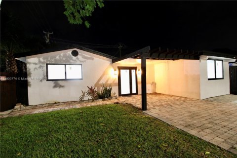 House in Pompano Beach, Florida 4 bedrooms, 143.26 sq.m. № 1954945 - photo 2