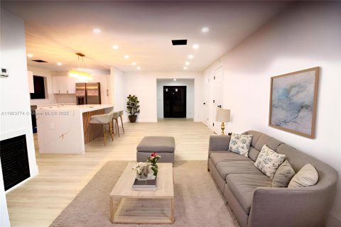 House in Pompano Beach, Florida 4 bedrooms, 143.26 sq.m. № 1954945 - photo 3