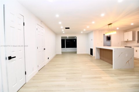 House in Pompano Beach, Florida 4 bedrooms, 143.26 sq.m. № 1954945 - photo 14