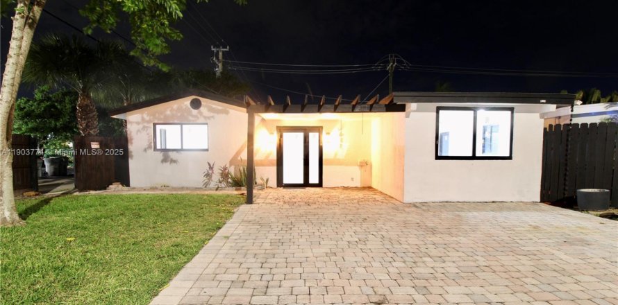 House in Pompano Beach, Florida 4 bedrooms, 143.26 sq.m. № 1954945
