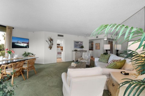 Condo in Hutchinson Island South, Florida, 2 bedrooms  № 2082380 - photo 18