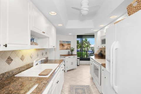 Condo in Hutchinson Island South, Florida, 2 bedrooms  № 2082380 - photo 20