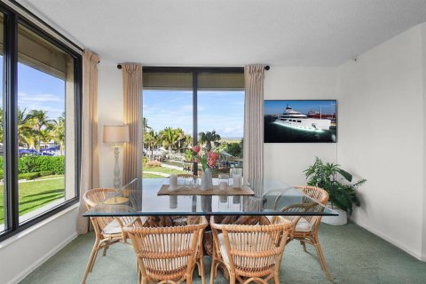 Condo in Hutchinson Island South, Florida, 2 bedrooms  № 2082380 - photo 19