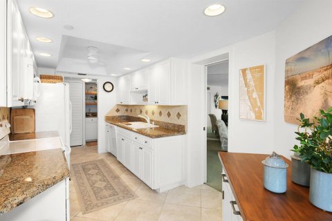 Condo in Hutchinson Island South, Florida, 2 bedrooms  № 2082380 - photo 21