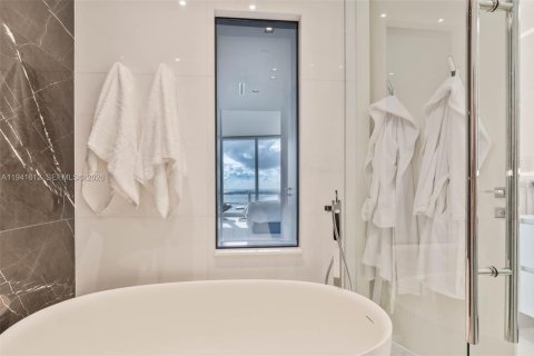 Condo in Miami, Florida, 2 bedrooms  № 2053102 - photo 27