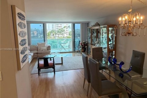 Condominio en Sunny Isles Beach, Florida, 2 dormitorios № 2035775