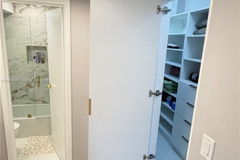 Condominio en venta en Sunny Isles Beach, Florida, 2 dormitorios, 141.3 m2 № 2035775 - foto 17