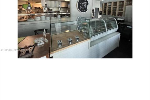 Купить коммерческую недвижимость в Майами, Флорида № 2037890 - фото 2