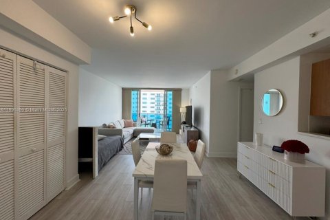 Condo in North Bay Village, Florida, 1 bedroom  № 1944304 - photo 7