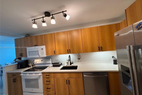 Condo in North Bay Village, Florida, 1 bedroom  № 1944304 - photo 18