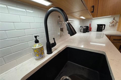 Condo in North Bay Village, Florida, 1 bedroom  № 1944304 - photo 22