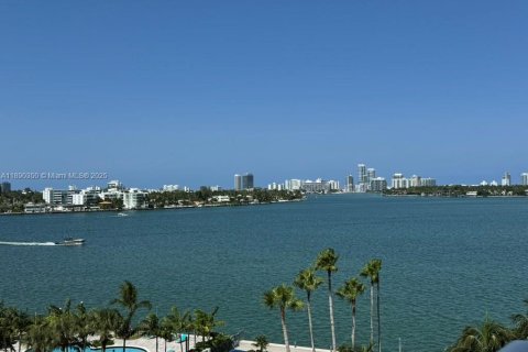 Condo in North Bay Village, Florida, 1 bedroom  № 1944304 - photo 1