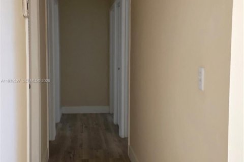 Casa en alquiler en Miami, Florida, 3 dormitorios № 1999262 - foto 12