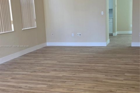 Casa en alquiler en Miami, Florida, 3 dormitorios № 1999262 - foto 10