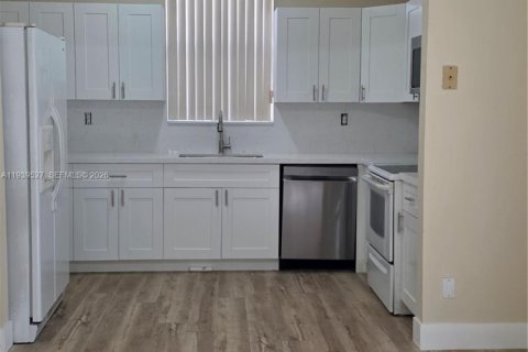 Casa en alquiler en Miami, Florida, 3 dormitorios № 1999262 - foto 9