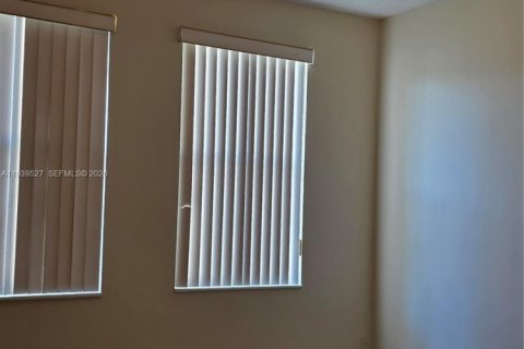 Casa en alquiler en Miami, Florida, 3 dormitorios № 1999262 - foto 15